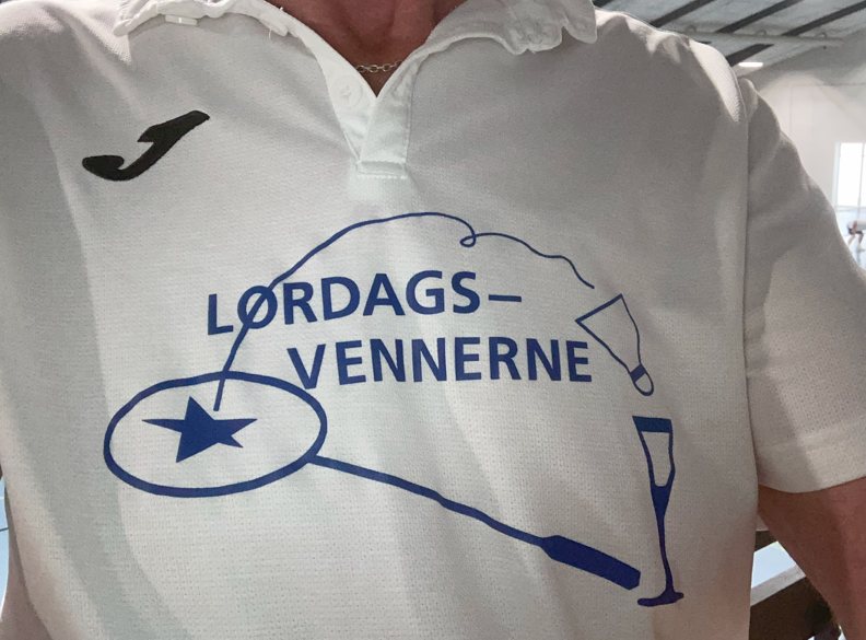 Klubbens logo fra 70,erne - Det er jeres sportsdirektør der står bag kameraet 🏸🏸🏸