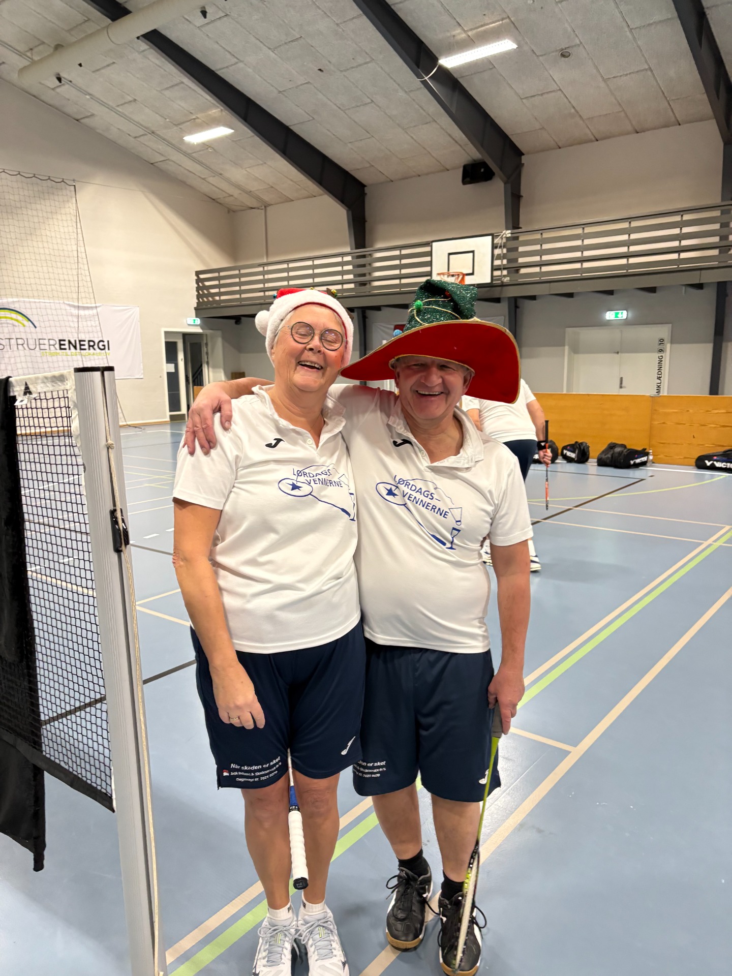 Bente & Per iført deres festlige nissehuer